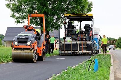 Układają asfalt