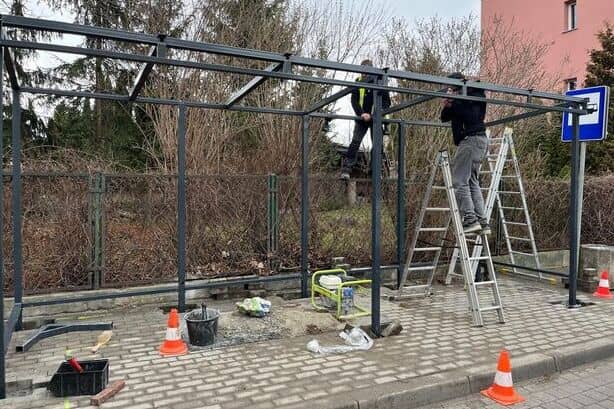 Trwa montaż wiat przystankowych